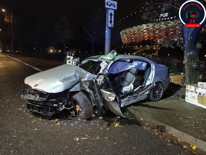Potworny wypadek w Warszawie. BMW roztrzaskane o drzewo, kierowca zakleszczony