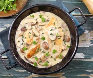 Kurczak w sosie śmietankowym zachwyca. Dobry pomysł na smaczny i szybki obiad