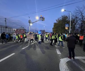 Protest na DK nr 80 po wypadku, w którym zginął 15-letni Kuba. Mieszkańcy zablokowali drogę