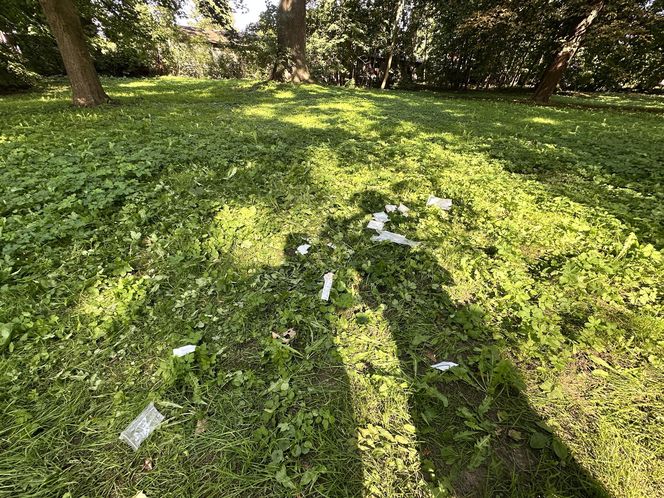 Dramat w parku w Pasłęku. Dwóch nastolatków ugodzonych nożem