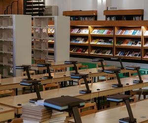 Biblioteka Uniwersytetu Opolskiego - zdjęcia. Zobacz zachowane wnętrza z lat 70.