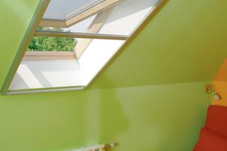 Jak zamontować moskitierę na okno dachowe? Praktyczny poradnik