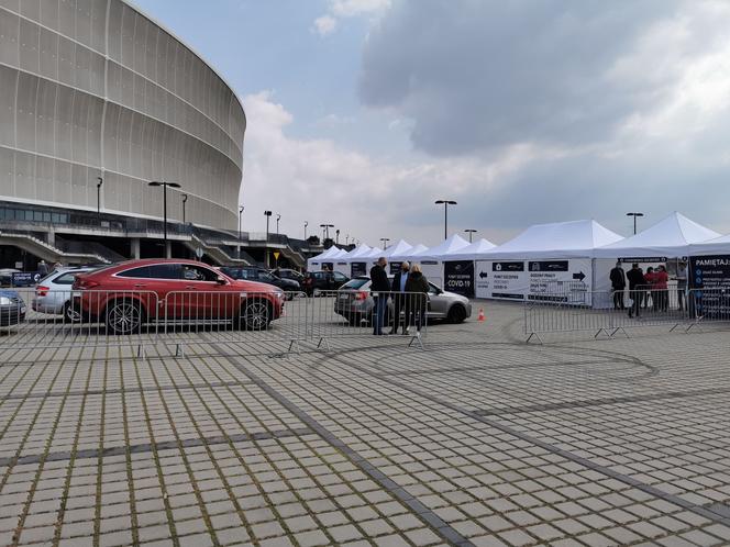 Największy w Polsce samochodowy punkt szczepień powstał na Stadionie Wrocław