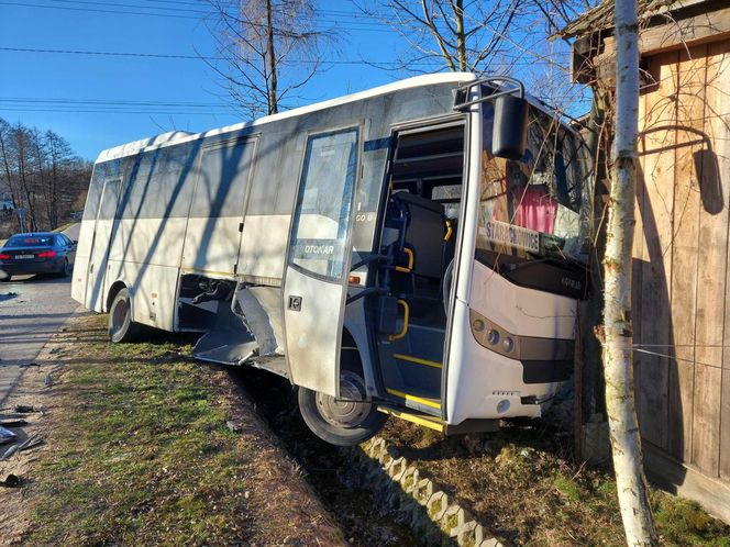 Zderzenie autobusu z autem osobowym w Rzepinku