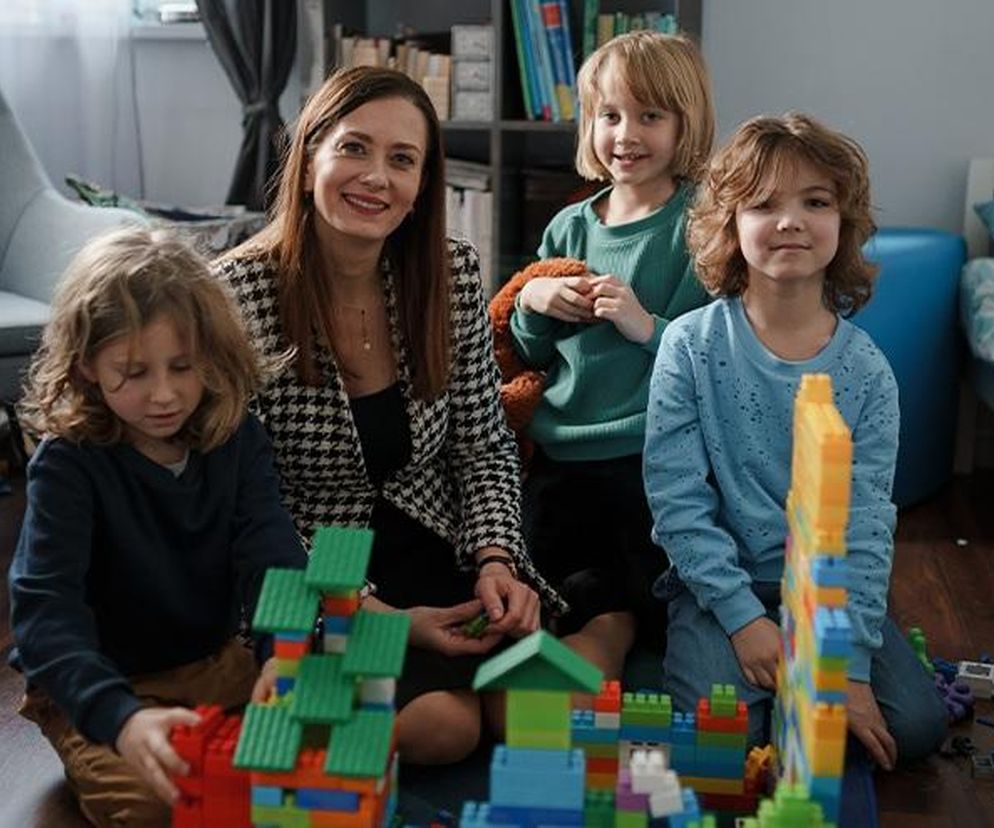 QUIZ. Czyje to dzieci w Przyjaciółkach? Połącz najmłodszych bohaterów z ich rodzicami