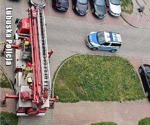 Zasłabła na balkonie, pomogli policjanci i strażacy