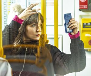 Jachira maluje się w tramwaju