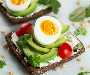 Zamień szynkę i ser na te 2 składniki. Te kanapki to śniadanie mistrzów 
