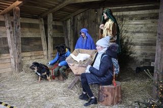 Żywa szopka przed kościołem franciszkanów w Krakowie