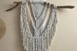 Kijem sznurkiem i pędzlem wypełnia swój czas