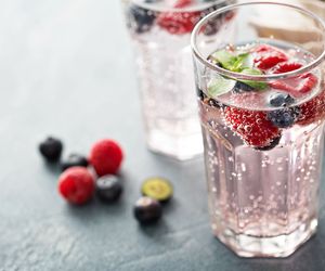 Czy woda gazowana jest zdrowa? Kto może ją pić, a kto nie powinien? 