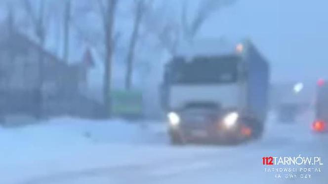 Drogowy armagedon w Tarnowie. Ciężarówki nie dają rady poruszać się po zaśnieżonych drogach i blokują ruch