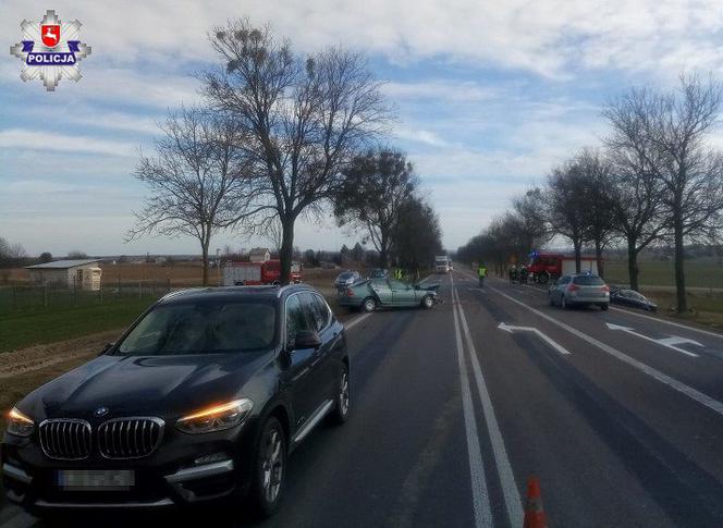 zderzenie samochodów na drodze krajowej numer 17