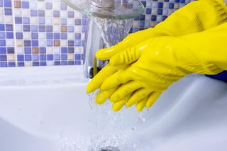 Tak najlepiej umyć balkon. To szybki i tani sposób bez drogiej chemii z marketu