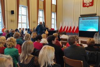Dzisiaj Dzień Edukacji Narodowej. Nauczyciele z regionu odebrali w Koszalinie  odznaczenia państwowe i resortowe