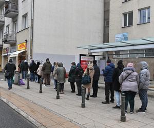 Gigantyczne kolejki po słodkości. Politycy z pączkami na ulicy. Tak wygądał tłusty czwartek w Warszawie