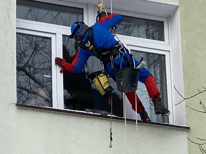 Finał WOŚP 2021 Gdańsku. Alpiniści umyli okna w szpitalach 31.01.2021