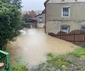 Bardo zatopione. Ulice toną, nie ma prądu, są problemy z siecią