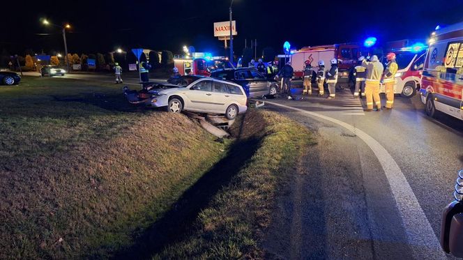 Poważny wypadek pod Kaliszem. Dwie osoby zakleszczone w pojazdach 