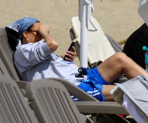 Kayah. Leczyła gardło i opalała kolana