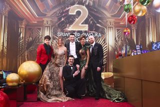 Tak wyglądały gwiazdy prowadzące Sylwestra z Dwójką! Krystyna Sokołowska odsłoniła nogi do nieba, a Michalina Sosna założyła nagą suknię