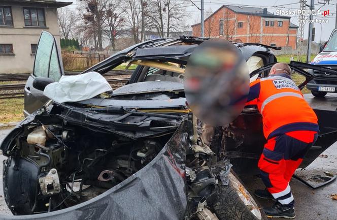 Wypadek w Koniecpolu: 18-latek roztrzaskał się na drzewie