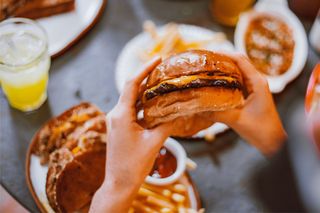 Domowy burger z żółtym serem! Te rodzaje sera są tanie i wyśmienite!