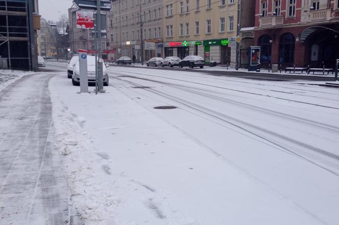 Poznań: Zima jednak zaskoczyła drogowców! Fatalne warunki na drogach
