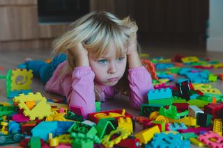 Nie strasz wyrzucaniem zabawek! 2 patenty od psychologa, aby zachęcić dziecko do sprzątania