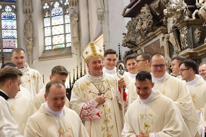 Nowi księża w diecezji tarnowskiej. 14 mężczyzn przyjęło święcenia kapłańskie