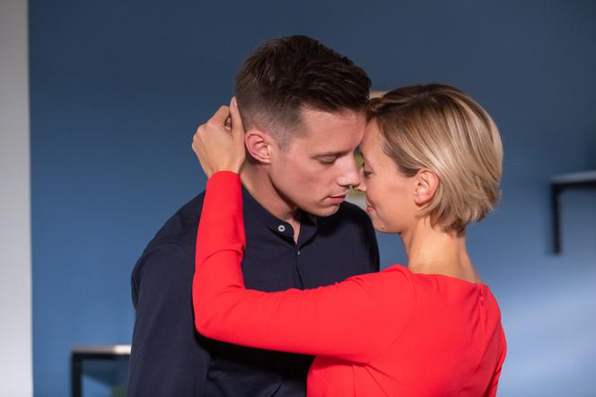Na Wspólnej odc. 3018. Darek (Michał Mikołajczak), Emilia (Karolina Porcari)