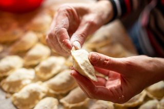 Tradycyjna kuchnia polska w zdrowszej wersji. Jak jeść pierogi i dbać o zdrowie?