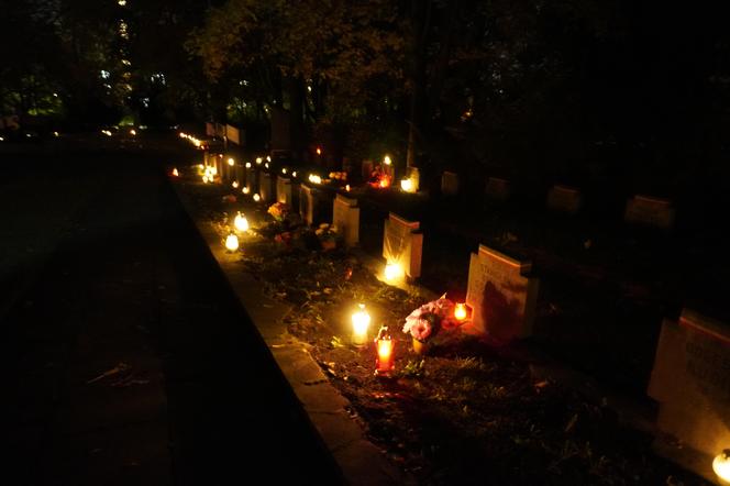 Cmentarz na poznańskiej Cytadeli nocą