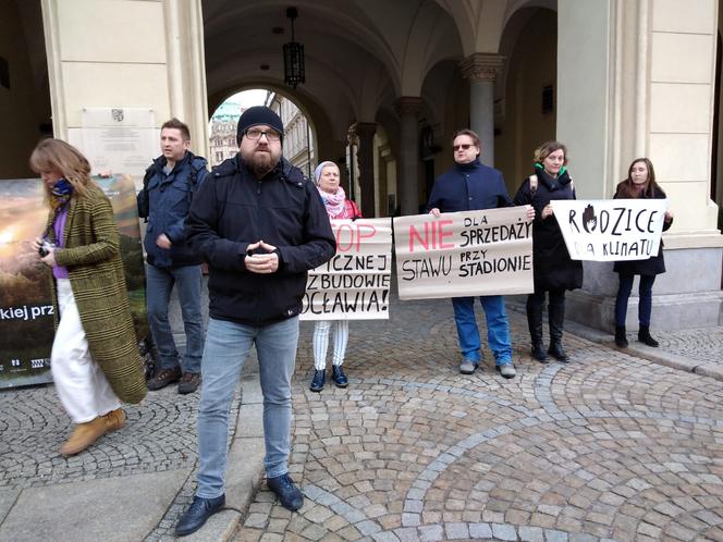 Wraca temat sprzedaży działki przy stadionie Tarczyński Arena. Ekolodzy protestują [ZDJĘCIA]