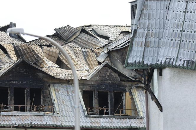 Blok przy ul. Powstańców w Ząbkach po pożarze