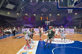 Gortat Team znów górą, a wszystko w szczytnym celu! Emocje i gwiazdy na meczu w Łodzi [ZDJĘCIA]