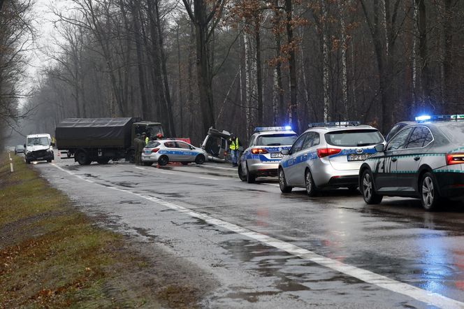 Wypadek ciężarówki z żołnierzami pod Warszawą. Jedna osoba nie żyje, pięć w szpitalu