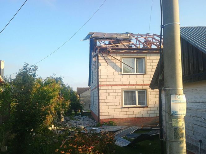 Dron uszkodził dach domu w Wyrykach. Odwołano zajęcia w szkołach i przedszkolach