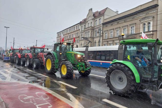 Dźwięk kilkuset klaksonów niesie się po Bydgoszczy. Rolnicy: Bez nas będziecie głodni, nadzy i trzeźwi