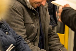 Rafał Trzaskowski jedzie z rodziną metrem na zaprzysiężenie