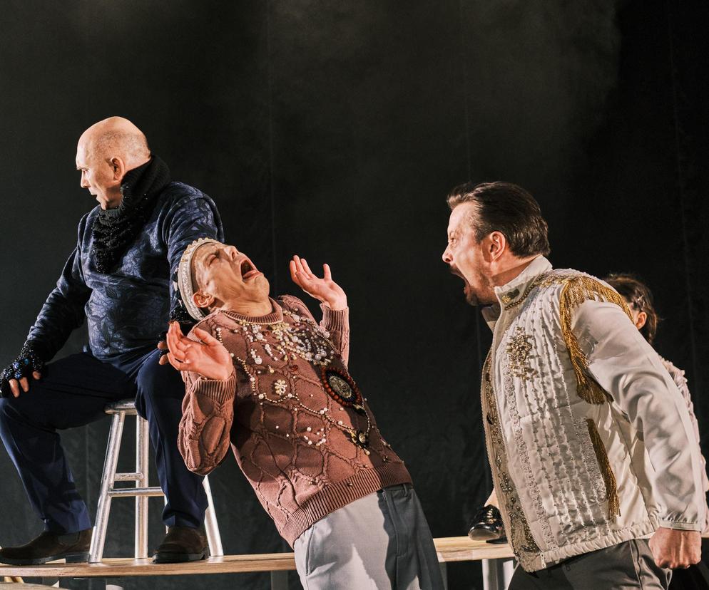  Aktorzy w spektaklu „Hamlet na sprzedaż”