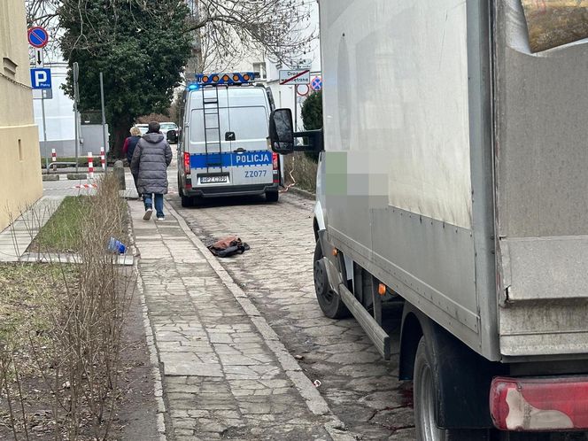 Cofał mercedesem, potrącił kobietę. Dramat na Mokotowie