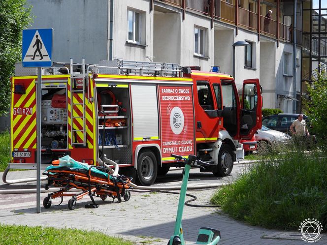 Pożar i wybuchy w mieszkaniu bloku w Tychach