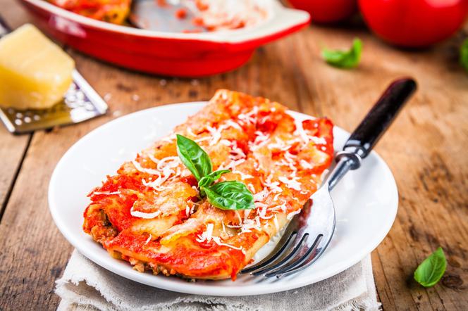 Cannelloni nadziewane bakłażanem i szpinakiem, zapiekane z mozzarellą