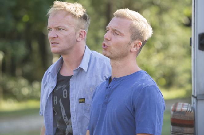 To nie koniec świata. Paweł (Krystian Wieczorek), Darek (Eryk Lubos)