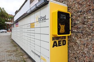 Odbierasz paczkę i ratujesz życie. We Wrocławiu defibrylatory AED pojawią się na paczkomatach