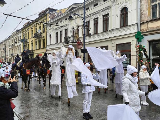 Kolorowy Orszak Trzech Króli w Łodzi. W centrum miasta pojawiło się mnóstwo osób [ZDJĘCIA]