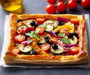 Smakowita tarta warzywna na cieście francuskim - szybka i zdrowa, niskobudżetowa