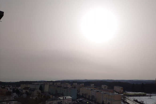 PYŁ SAHARYJSKI dotarł nad Polskę! Czym jest i jak wpływa na nasze zdrowie? Czego spodziewać się na niebie?