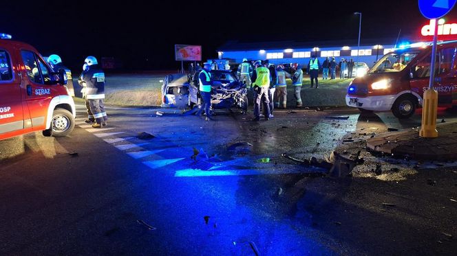 Poważny wypadek pod Kaliszem. Dwie osoby zakleszczone w pojazdach 